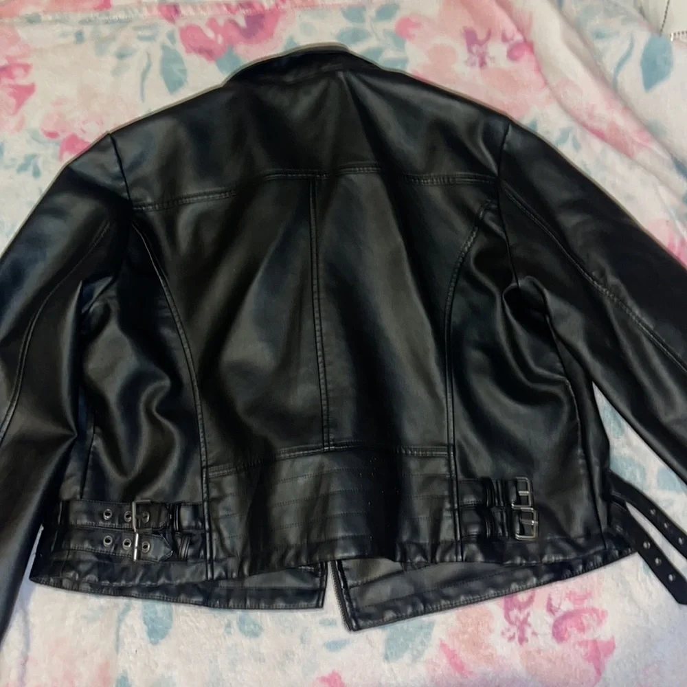 Nice leather jacket - Picture 2 of 2